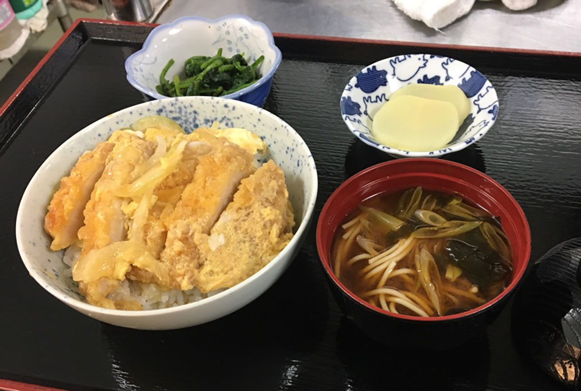 ビタミンパワーで暑い夏を乗り切ろう『カツ丼御膳」