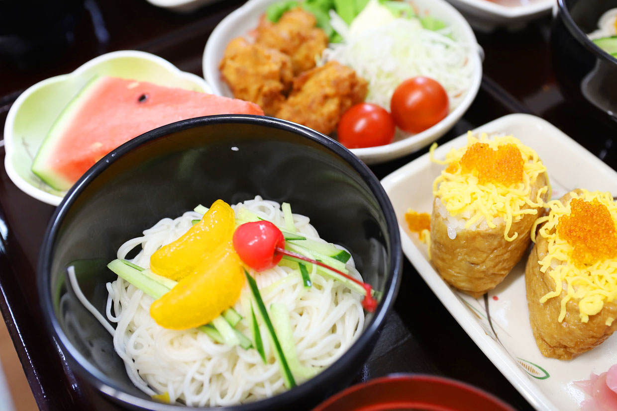 暑い季節にうれしくて美味しい『そうめん&稲荷寿司&若鶏の唐揚げ』♪