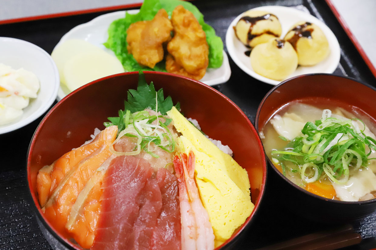 旨味も脂のりも最高の鮮魚をたっぷり♪『海鮮丼御膳』♪