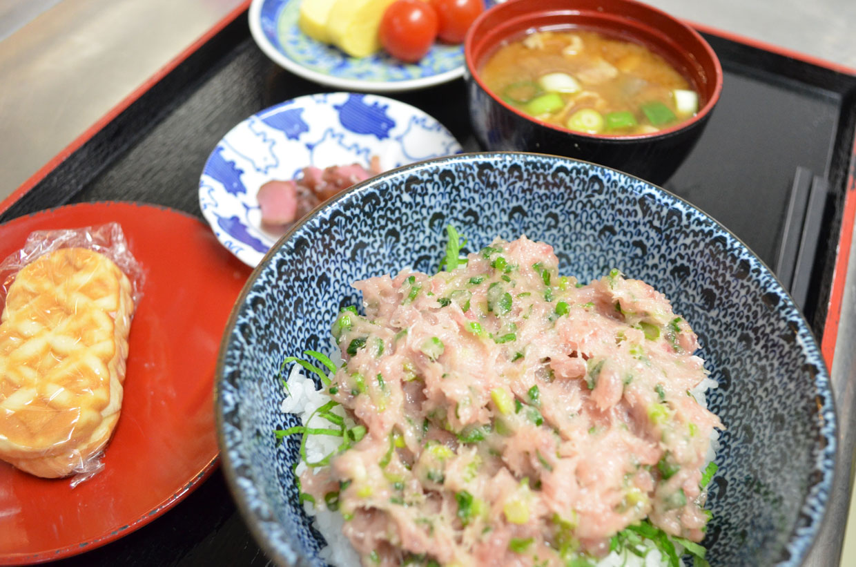 叩いたマグロのふわとろ食感がたまらない♪『ネギトロ丼御膳』♪