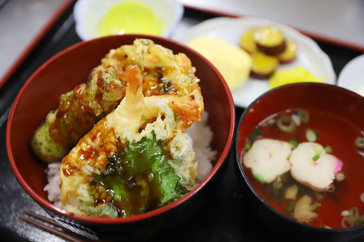 サクッと揚った天ぷらと濃厚ダレがたまらない♪『豪華天丼御膳』♪