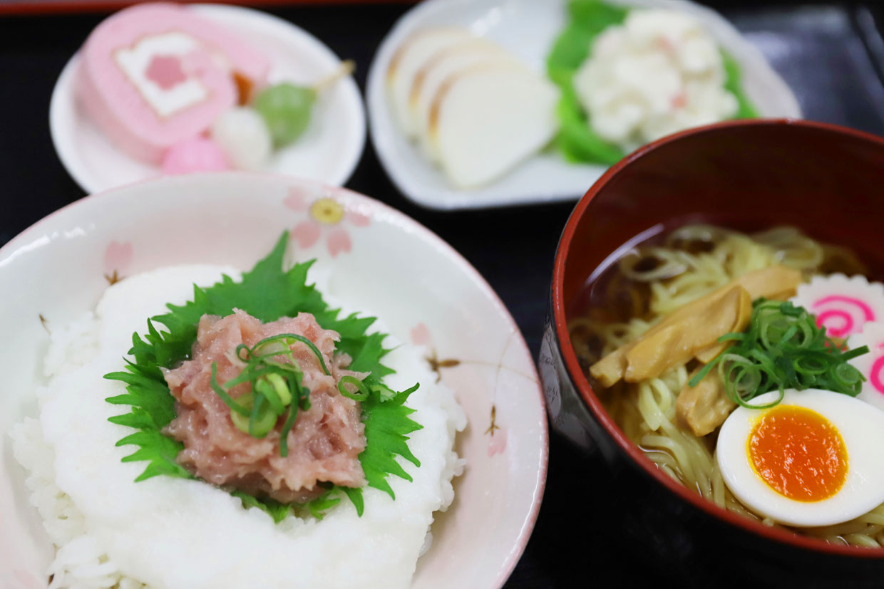 美味しいごちそう大集合♪『とろろネギトロ丼&本格醤油ラーメン』♪