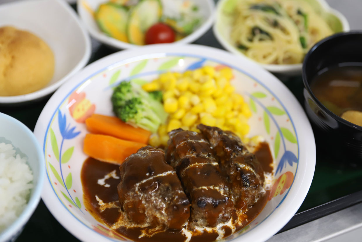 知多牛100%!!肉汁たっぷり『豪華ハンバーグ定食』♪