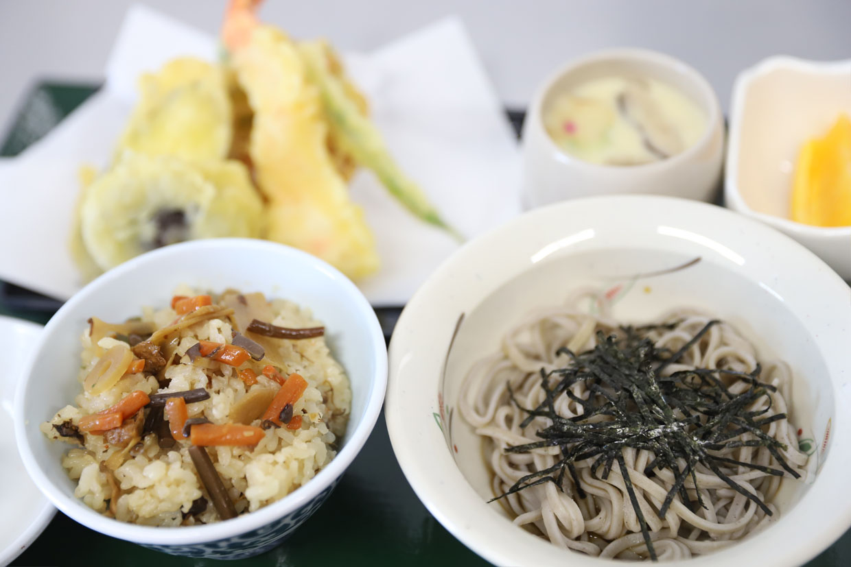 豪華和食大集合!!『天ぷら盛り&蕎麦&五目炊き込みご飯&茶碗蒸し』♪