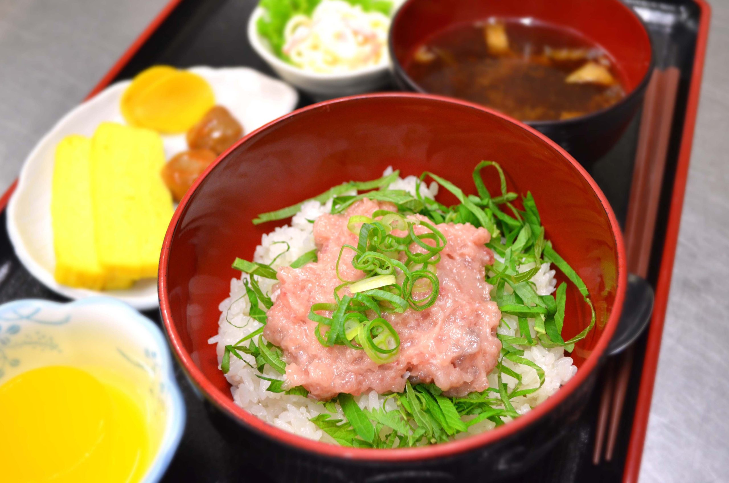 きびしい残暑だからこそ、食事が大切！！『脂ノリノリ！ネギトロ丼定食』♪