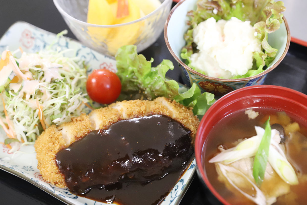 こだわりの味噌ダレがたまらなく美味しい!!『味噌チキンカツ定食』♪