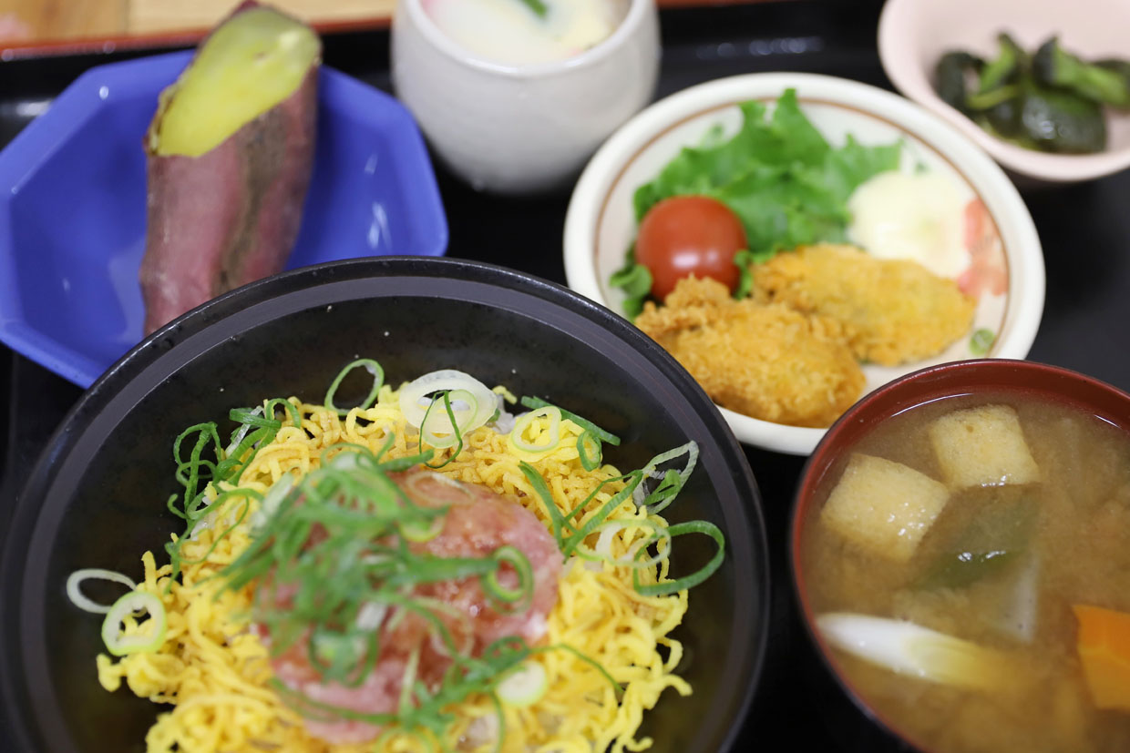 脂がのってトロける旨さ&サクサクとしてクリーミーな味わい『ネギトロ丼&カキフライ御膳』♪