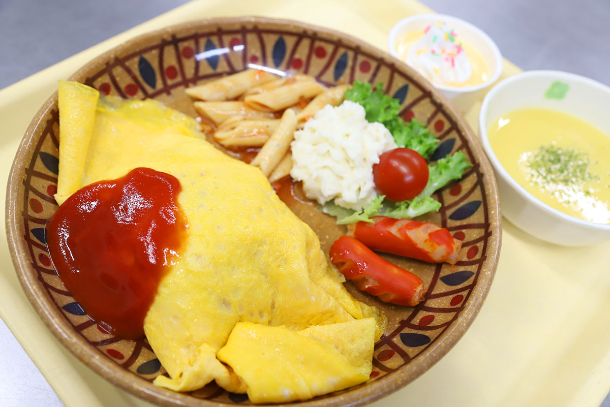 美味しく!楽しく!人気メニューを1プレートにしました。『オムライスプレート』