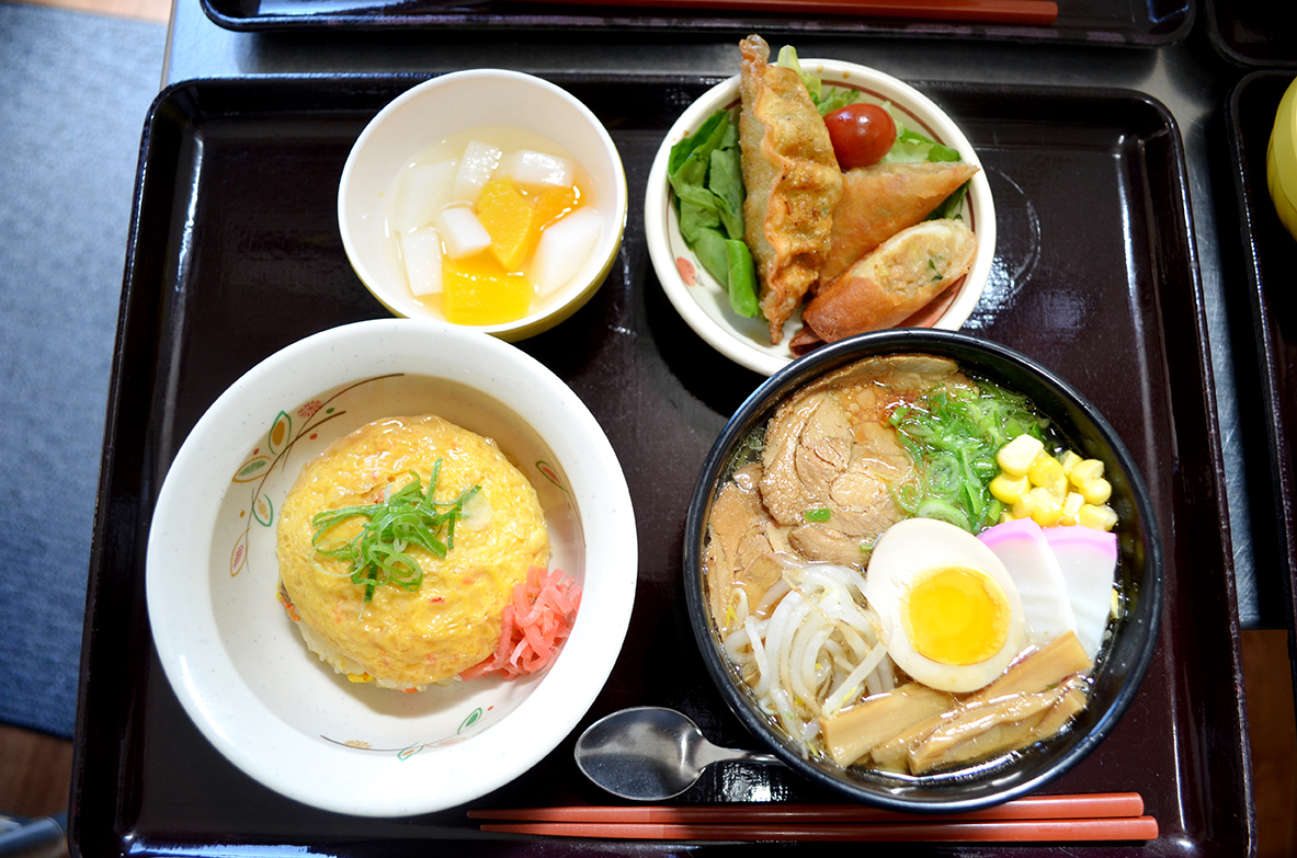 野菜の旨味たっぷり！自家製ラーメンスープを使った「ラーメンと天津飯」セット！